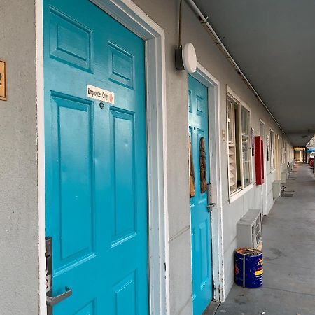 Tiki Lodge Mchenry - Downtown موديستو، كاليفورنيا المظهر الخارجي الصورة
