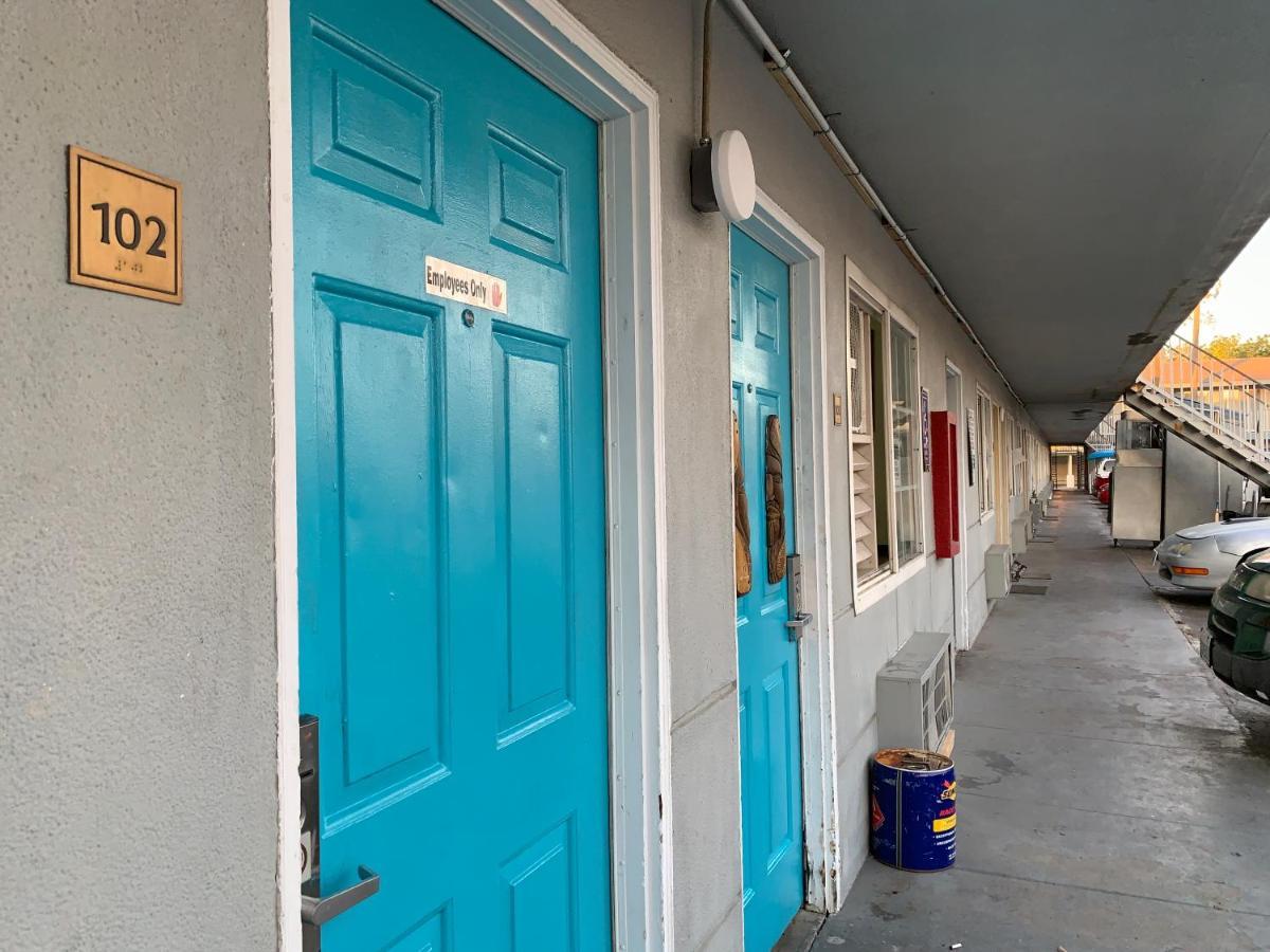 Tiki Lodge Mchenry - Downtown موديستو، كاليفورنيا المظهر الخارجي الصورة