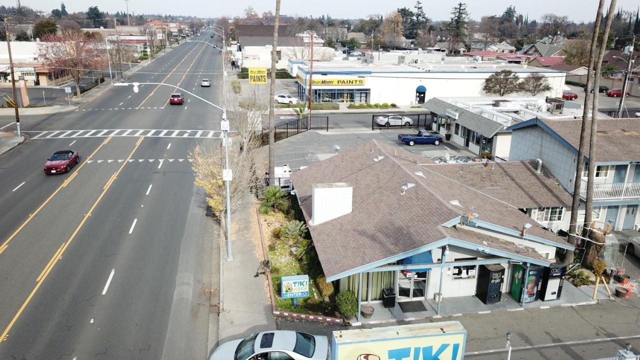 Tiki Lodge Mchenry - Downtown موديستو، كاليفورنيا المظهر الخارجي الصورة
